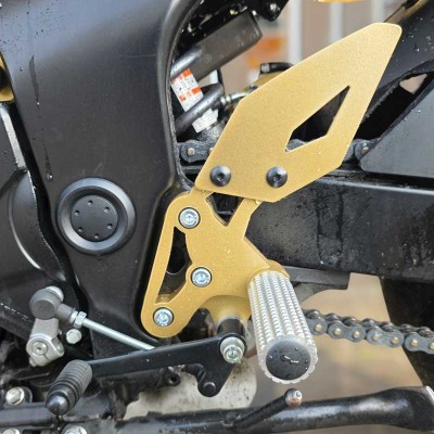 Przednie Sety Podnóżki Przód Suzuki GSR 750 (2011-2017) Stunt Gymkhana Tor