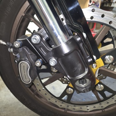 Prawe Mocowanie Adapter Seryjnego Zacisku na 355mm (14") tarczę Harley Davidson Dyna Softail Touring
