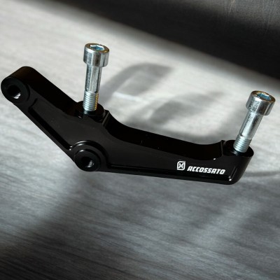 Lewe Mocowanie Adapter Zacisku Accossato 108mm Harley Davidson Dyna (2000-2023) Sportster Softail Dyna Touring
