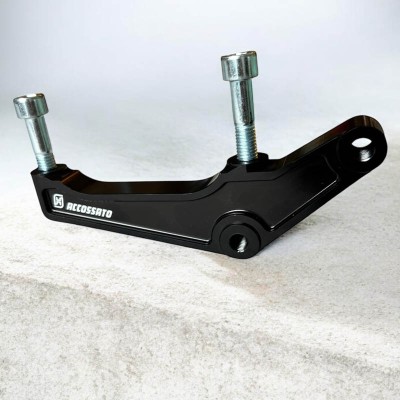 Prawe Mocowanie Adapter Zacisku Accossato 108mm Harley Davidson Dyna (2000-2023) Sportster Softail Dyna Touring