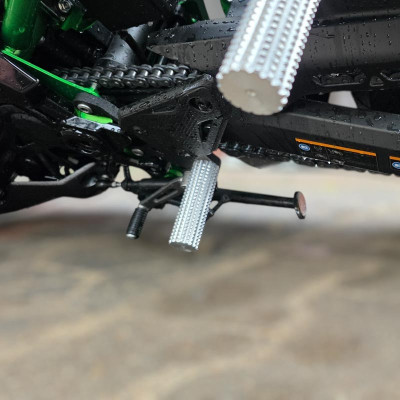 Przednie Sety Podnóżki Przód Kawasaki Z900 (2025-2026) Stunt Gymkhana Tor