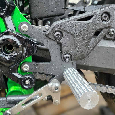 Przednie Sety Podnóżki Przód Kawasaki Z900 (2025-2026) Stunt Gymkhana Tor